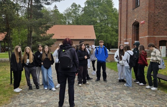 W maju klasy ósme wybrały się na wycieczkę do Łeby. Główną atrakcją był spacer szlakiem przez Słowiński Park Narodowy na ruchome wydmy i wejście na Łącką Górę. Piaszczysty krajobraz przypominał pustynię, a widok z góry na Bałtyk i jezioro Łebsko zrobił ogromne wrażenie. Kolejnym punktem była latarnia morska w Czołpinie, do której prowadziła malownicza, leśna trasa. Widok z jej szczytu zapierał dech w piersiach. Uczniowie odwiedzili też muzeum Słowińskiego Parku Narodowego, poznając przyrodę i historię tego unikalnego miejsca. Dopisała pogoda, a wspólne chwile, zabawy i rozmowy wieczorem sprawiły, że wycieczka stała się niezapomnianym przeżyciem. Była to idealna okazja do nauki w terenie, integracji i odpoczynku przed zakończeniem szkoły.