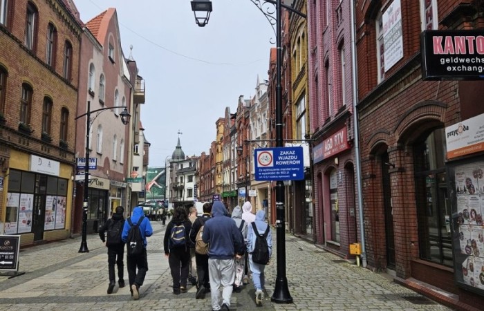 W maju klasy ósme wybrały się na wycieczkę do Łeby. Główną atrakcją był spacer szlakiem przez Słowiński Park Narodowy na ruchome wydmy i wejście na Łącką Górę. Piaszczysty krajobraz przypominał pustynię, a widok z góry na Bałtyk i jezioro Łebsko zrobił ogromne wrażenie. Kolejnym punktem była latarnia morska w Czołpinie, do której prowadziła malownicza, leśna trasa. Widok z jej szczytu zapierał dech w piersiach. Uczniowie odwiedzili też muzeum Słowińskiego Parku Narodowego, poznając przyrodę i historię tego unikalnego miejsca. Dopisała pogoda, a wspólne chwile, zabawy i rozmowy wieczorem sprawiły, że wycieczka stała się niezapomnianym przeżyciem. Była to idealna okazja do nauki w terenie, integracji i odpoczynku przed zakończeniem szkoły.