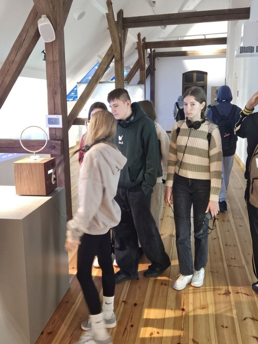 W maju klasy ósme wybrały się na wycieczkę do Łeby. Główną atrakcją był spacer szlakiem przez Słowiński Park Narodowy na ruchome wydmy i wejście na Łącką Górę. Piaszczysty krajobraz przypominał pustynię, a widok z góry na Bałtyk i jezioro Łebsko zrobił ogromne wrażenie. Kolejnym punktem była latarnia morska w Czołpinie, do której prowadziła malownicza, leśna trasa. Widok z jej szczytu zapierał dech w piersiach. Uczniowie odwiedzili też muzeum Słowińskiego Parku Narodowego, poznając przyrodę i historię tego unikalnego miejsca. Dopisała pogoda, a wspólne chwile, zabawy i rozmowy wieczorem sprawiły, że wycieczka stała się niezapomnianym przeżyciem. Była to idealna okazja do nauki w terenie, integracji i odpoczynku przed zakończeniem szkoły.