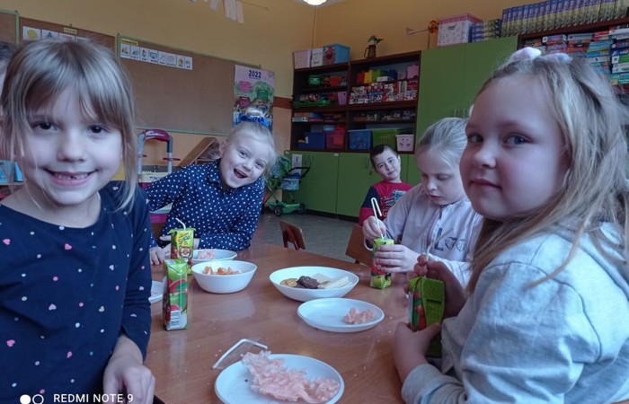 W naszym przedszkolu co roku podtrzymujemy tradycje związane z „Andrzejkami”. Temu wydarzeniu towarzyszyły konkursy, zabawy i wróżby andrzejkowe. Wszystko to odbywało się w rytm tańców i śpiewów. Nie zabrakło również tradycyjnego ustawiania „bucików”, „losowania rekwizytów” i innych wróżb związanych z tym świętem. Przedszkolaki z uśmiechem na twarzy chętnie brały udział w magicznym rytuale andrzejkowym.
Dzień ten dostarczył przedszkolakom wielu przeżyć i emocji..
