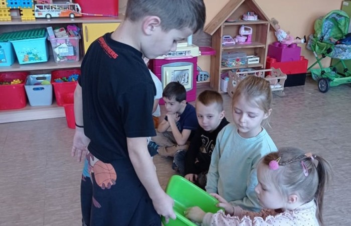 W naszym przedszkolu co roku podtrzymujemy tradycje związane z „Andrzejkami”. Temu wydarzeniu towarzyszyły konkursy, zabawy i wróżby andrzejkowe. Wszystko to odbywało się w rytm tańców i śpiewów. Nie zabrakło również tradycyjnego ustawiania „bucików”, „losowania rekwizytów” i innych wróżb związanych z tym świętem. Przedszkolaki z uśmiechem na twarzy chętnie brały udział w magicznym rytuale andrzejkowym.
Dzień ten dostarczył przedszkolakom wielu przeżyć i emocji..
