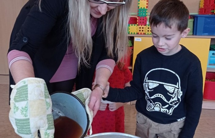 W naszym przedszkolu co roku podtrzymujemy tradycje związane z „Andrzejkami”. Temu wydarzeniu towarzyszyły konkursy, zabawy i wróżby andrzejkowe. Wszystko to odbywało się w rytm tańców i śpiewów. Nie zabrakło również tradycyjnego ustawiania „bucików”, „losowania rekwizytów” i innych wróżb związanych z tym świętem. Przedszkolaki z uśmiechem na twarzy chętnie brały udział w magicznym rytuale andrzejkowym.
Dzień ten dostarczył przedszkolakom wielu przeżyć i emocji..
