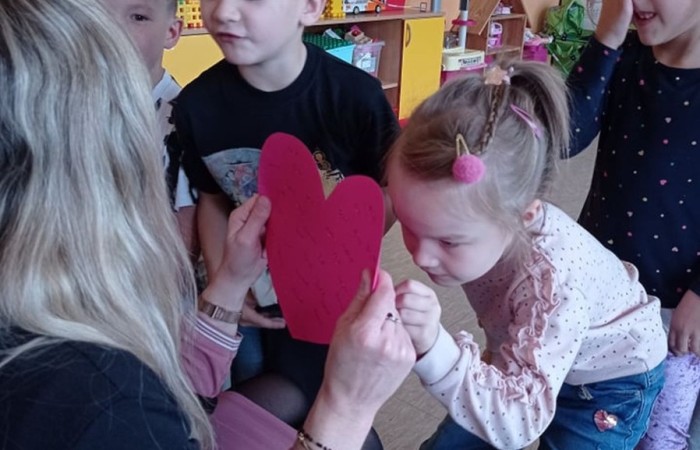 W naszym przedszkolu co roku podtrzymujemy tradycje związane z „Andrzejkami”. Temu wydarzeniu towarzyszyły konkursy, zabawy i wróżby andrzejkowe. Wszystko to odbywało się w rytm tańców i śpiewów. Nie zabrakło również tradycyjnego ustawiania „bucików”, „losowania rekwizytów” i innych wróżb związanych z tym świętem. Przedszkolaki z uśmiechem na twarzy chętnie brały udział w magicznym rytuale andrzejkowym.
Dzień ten dostarczył przedszkolakom wielu przeżyć i emocji..
