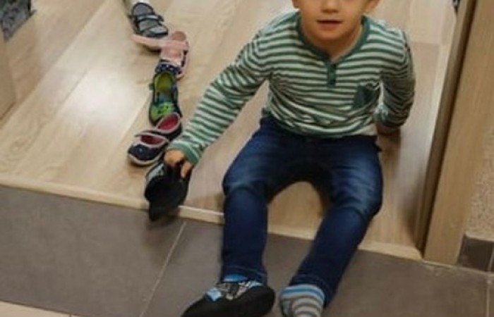 W naszym przedszkolu co roku podtrzymujemy tradycje związane z „Andrzejkami”. Temu wydarzeniu towarzyszyły konkursy, zabawy i wróżby andrzejkowe. Wszystko to odbywało się w rytm tańców i śpiewów. Nie zabrakło również tradycyjnego ustawiania „bucików”, „losowania rekwizytów” i innych wróżb związanych z tym świętem. Przedszkolaki z uśmiechem na twarzy chętnie brały udział w magicznym rytuale andrzejkowym.
Dzień ten dostarczył przedszkolakom wielu przeżyć i emocji..
