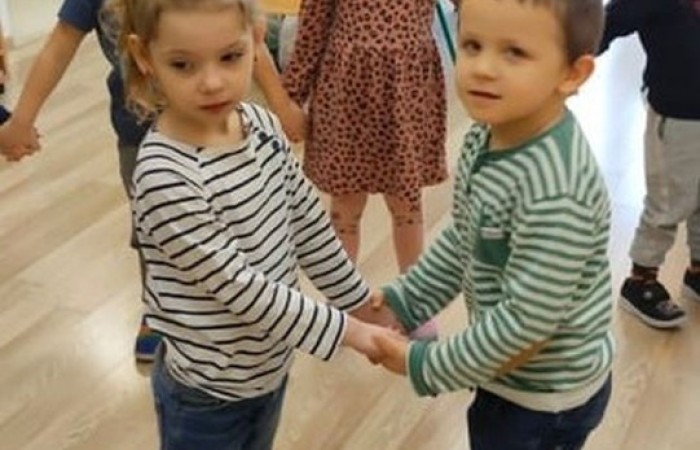 W naszym przedszkolu co roku podtrzymujemy tradycje związane z „Andrzejkami”. Temu wydarzeniu towarzyszyły konkursy, zabawy i wróżby andrzejkowe. Wszystko to odbywało się w rytm tańców i śpiewów. Nie zabrakło również tradycyjnego ustawiania „bucików”, „losowania rekwizytów” i innych wróżb związanych z tym świętem. Przedszkolaki z uśmiechem na twarzy chętnie brały udział w magicznym rytuale andrzejkowym.
Dzień ten dostarczył przedszkolakom wielu przeżyć i emocji..
