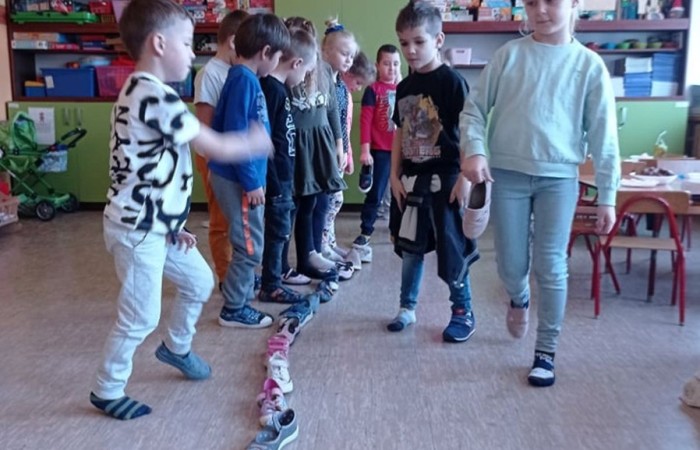 W naszym przedszkolu co roku podtrzymujemy tradycje związane z „Andrzejkami”. Temu wydarzeniu towarzyszyły konkursy, zabawy i wróżby andrzejkowe. Wszystko to odbywało się w rytm tańców i śpiewów. Nie zabrakło również tradycyjnego ustawiania „bucików”, „losowania rekwizytów” i innych wróżb związanych z tym świętem. Przedszkolaki z uśmiechem na twarzy chętnie brały udział w magicznym rytuale andrzejkowym.
Dzień ten dostarczył przedszkolakom wielu przeżyć i emocji..
