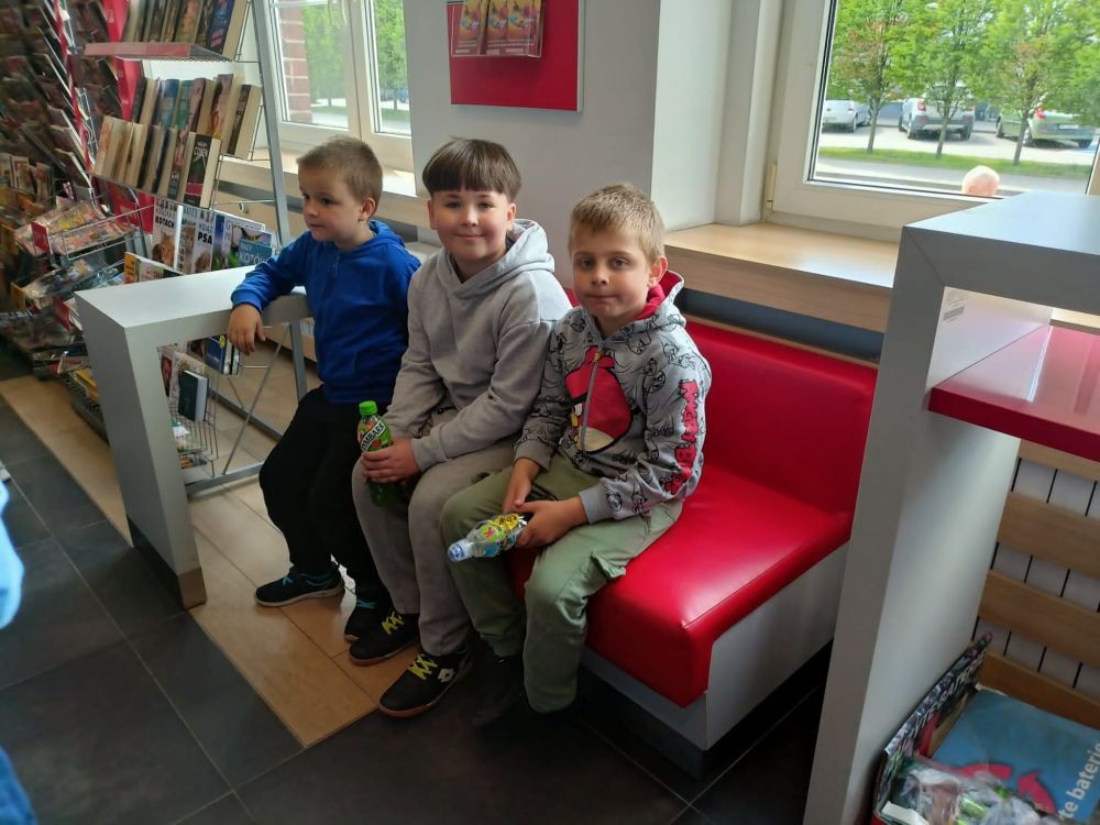 W piątek uczniowie klasy 1a wybrali się na wyjątkową wycieczkę do pobliskiego urzędu pocztowego. Dzieci miały okazję z bliska przyjrzeć się pracy pocztowców, dowiedzieć się, jak wygląda droga listu od nadawcy do adresata, a także zobaczyć, jak działa okienko pocztowe czy stemplowanie przesyłek. Najważniejszym punktem wizyty było jednak coś naprawdę wyjątkowego – uczniowie samodzielnie wysłali listy-niespodzianki z okazji Dnia Mamy. Każda koperta kryła w sobie serce pełne miłości i wdzięczności dla najważniejszych osób w ich życiu.