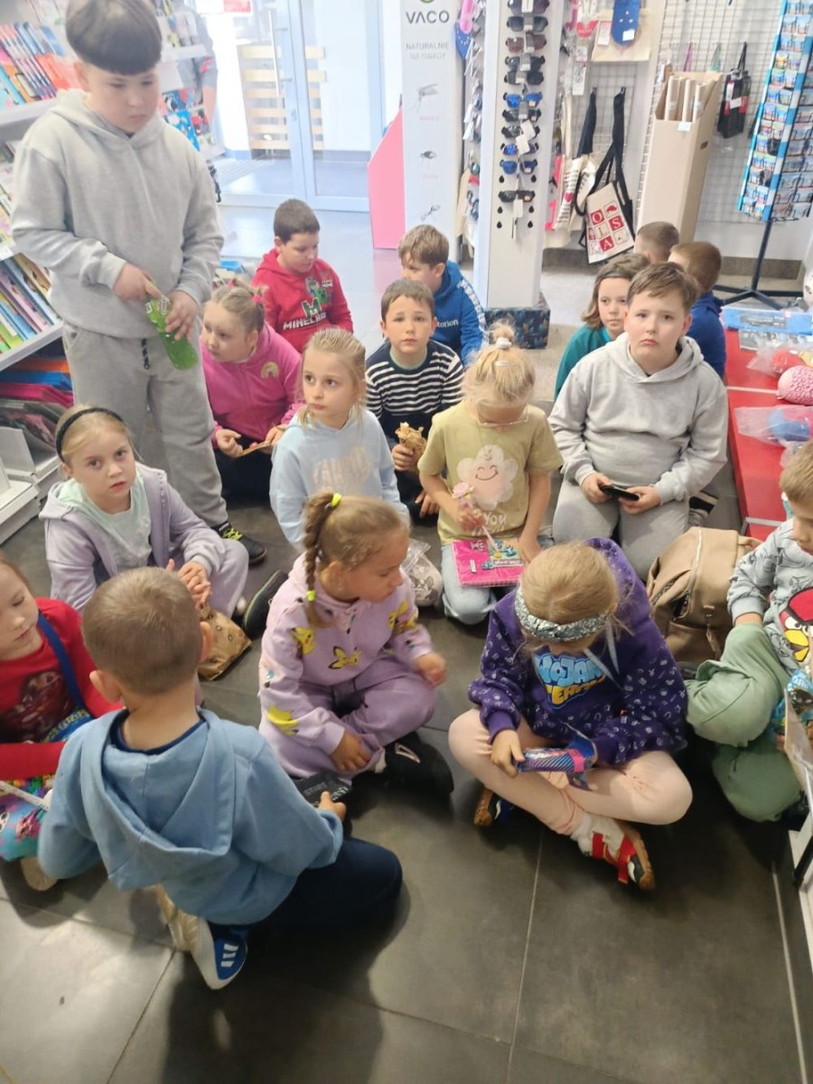W piątek uczniowie klasy 1a wybrali się na wyjątkową wycieczkę do pobliskiego urzędu pocztowego. Dzieci miały okazję z bliska przyjrzeć się pracy pocztowców, dowiedzieć się, jak wygląda droga listu od nadawcy do adresata, a także zobaczyć, jak działa okienko pocztowe czy stemplowanie przesyłek. Najważniejszym punktem wizyty było jednak coś naprawdę wyjątkowego – uczniowie samodzielnie wysłali listy-niespodzianki z okazji Dnia Mamy. Każda koperta kryła w sobie serce pełne miłości i wdzięczności dla najważniejszych osób w ich życiu.