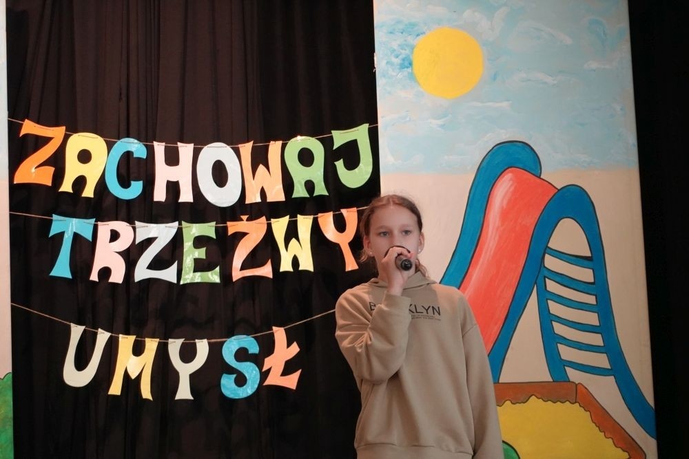 Dziś był wyjątkowy dzień , nasza szkoła zorganizowała fantastyczną imprezę z okazji Dnia Dziecka, która przyciągnęła wielu uczniów oraz ich rodziny.
Uroczystość rozpoczęła się od symbolicznego odpalenia znicza olimpijskiego, co wprowadziło wszystkich w radosny nastrój. Mieliśmy zaszczyt gościć Burmistrz Pasłęka Panią Elżbietę Wasiuk, która wygłosiła krótkie przemówienie, podkreślając znaczenie tego święta dla dzieci.  
Podczas imprezy odbyły się liczne konkursy sportowe, które cieszyły się ogromnym zainteresowaniem. Uczniowie mieli okazję wykazać się swoimi umiejętnościami w różnych dyscyplinach, a rywalizacja była zacięta, ale pełna sportowego ducha.
Dodatkowo zorganizowaliśmy konkurs na plakat pt. 
