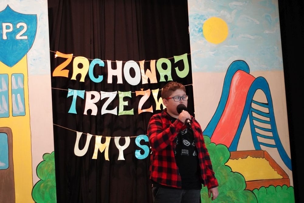 Dziś był wyjątkowy dzień , nasza szkoła zorganizowała fantastyczną imprezę z okazji Dnia Dziecka, która przyciągnęła wielu uczniów oraz ich rodziny.
Uroczystość rozpoczęła się od symbolicznego odpalenia znicza olimpijskiego, co wprowadziło wszystkich w radosny nastrój. Mieliśmy zaszczyt gościć Burmistrz Pasłęka Panią Elżbietę Wasiuk, która wygłosiła krótkie przemówienie, podkreślając znaczenie tego święta dla dzieci.  
Podczas imprezy odbyły się liczne konkursy sportowe, które cieszyły się ogromnym zainteresowaniem. Uczniowie mieli okazję wykazać się swoimi umiejętnościami w różnych dyscyplinach, a rywalizacja była zacięta, ale pełna sportowego ducha.
Dodatkowo zorganizowaliśmy konkurs na plakat pt. 