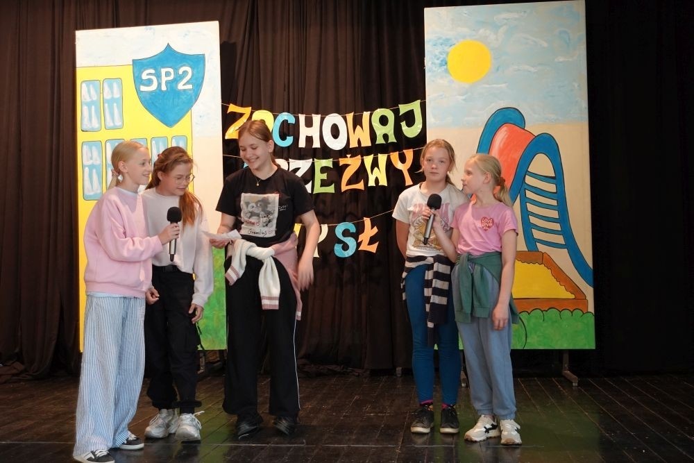 Dziś był wyjątkowy dzień , nasza szkoła zorganizowała fantastyczną imprezę z okazji Dnia Dziecka, która przyciągnęła wielu uczniów oraz ich rodziny.
Uroczystość rozpoczęła się od symbolicznego odpalenia znicza olimpijskiego, co wprowadziło wszystkich w radosny nastrój. Mieliśmy zaszczyt gościć Burmistrz Pasłęka Panią Elżbietę Wasiuk, która wygłosiła krótkie przemówienie, podkreślając znaczenie tego święta dla dzieci.  
Podczas imprezy odbyły się liczne konkursy sportowe, które cieszyły się ogromnym zainteresowaniem. Uczniowie mieli okazję wykazać się swoimi umiejętnościami w różnych dyscyplinach, a rywalizacja była zacięta, ale pełna sportowego ducha.
Dodatkowo zorganizowaliśmy konkurs na plakat pt. 