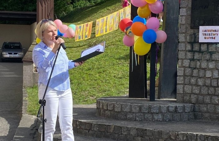 Dziś był wyjątkowy dzień , nasza szkoła zorganizowała fantastyczną imprezę z okazji Dnia Dziecka, która przyciągnęła wielu uczniów oraz ich rodziny.
Uroczystość rozpoczęła się od symbolicznego odpalenia znicza olimpijskiego, co wprowadziło wszystkich w radosny nastrój. Mieliśmy zaszczyt gościć Burmistrz Pasłęka Panią Elżbietę Wasiuk, która wygłosiła krótkie przemówienie, podkreślając znaczenie tego święta dla dzieci.  
Podczas imprezy odbyły się liczne konkursy sportowe, które cieszyły się ogromnym zainteresowaniem. Uczniowie mieli okazję wykazać się swoimi umiejętnościami w różnych dyscyplinach, a rywalizacja była zacięta, ale pełna sportowego ducha.
Dodatkowo zorganizowaliśmy konkurs na plakat pt. 