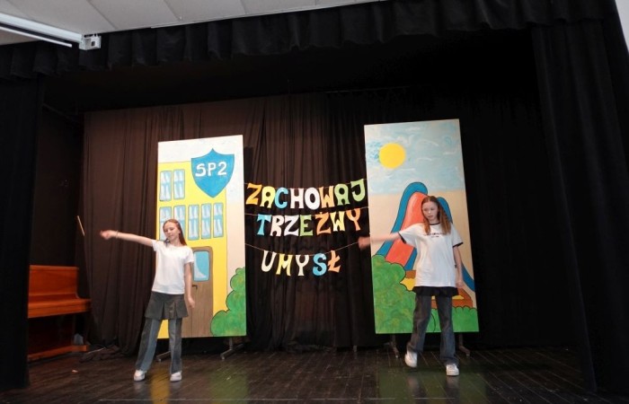 Dziś był wyjątkowy dzień , nasza szkoła zorganizowała fantastyczną imprezę z okazji Dnia Dziecka, która przyciągnęła wielu uczniów oraz ich rodziny.
Uroczystość rozpoczęła się od symbolicznego odpalenia znicza olimpijskiego, co wprowadziło wszystkich w radosny nastrój. Mieliśmy zaszczyt gościć Burmistrz Pasłęka Panią Elżbietę Wasiuk, która wygłosiła krótkie przemówienie, podkreślając znaczenie tego święta dla dzieci.  
Podczas imprezy odbyły się liczne konkursy sportowe, które cieszyły się ogromnym zainteresowaniem. Uczniowie mieli okazję wykazać się swoimi umiejętnościami w różnych dyscyplinach, a rywalizacja była zacięta, ale pełna sportowego ducha.
Dodatkowo zorganizowaliśmy konkurs na plakat pt. 