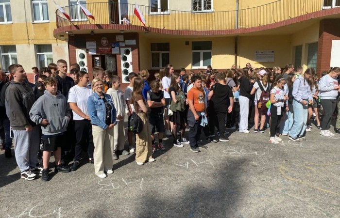 Dziś był wyjątkowy dzień , nasza szkoła zorganizowała fantastyczną imprezę z okazji Dnia Dziecka, która przyciągnęła wielu uczniów oraz ich rodziny.
Uroczystość rozpoczęła się od symbolicznego odpalenia znicza olimpijskiego, co wprowadziło wszystkich w radosny nastrój. Mieliśmy zaszczyt gościć Burmistrz Pasłęka Panią Elżbietę Wasiuk, która wygłosiła krótkie przemówienie, podkreślając znaczenie tego święta dla dzieci.  
Podczas imprezy odbyły się liczne konkursy sportowe, które cieszyły się ogromnym zainteresowaniem. Uczniowie mieli okazję wykazać się swoimi umiejętnościami w różnych dyscyplinach, a rywalizacja była zacięta, ale pełna sportowego ducha.
Dodatkowo zorganizowaliśmy konkurs na plakat pt. 