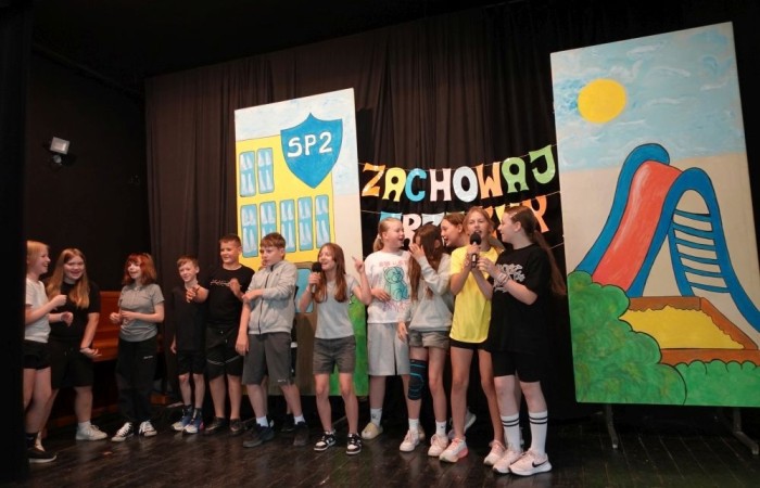 Dziś był wyjątkowy dzień , nasza szkoła zorganizowała fantastyczną imprezę z okazji Dnia Dziecka, która przyciągnęła wielu uczniów oraz ich rodziny.
Uroczystość rozpoczęła się od symbolicznego odpalenia znicza olimpijskiego, co wprowadziło wszystkich w radosny nastrój. Mieliśmy zaszczyt gościć Burmistrz Pasłęka Panią Elżbietę Wasiuk, która wygłosiła krótkie przemówienie, podkreślając znaczenie tego święta dla dzieci.  
Podczas imprezy odbyły się liczne konkursy sportowe, które cieszyły się ogromnym zainteresowaniem. Uczniowie mieli okazję wykazać się swoimi umiejętnościami w różnych dyscyplinach, a rywalizacja była zacięta, ale pełna sportowego ducha.
Dodatkowo zorganizowaliśmy konkurs na plakat pt. 