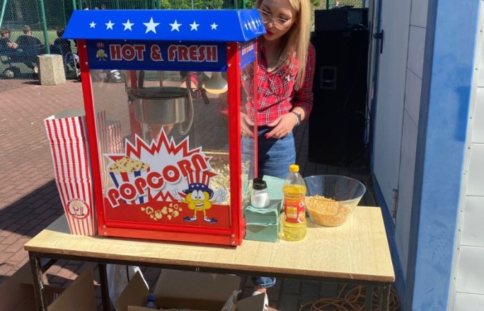 Dziś był wyjątkowy dzień , nasza szkoła zorganizowała fantastyczną imprezę z okazji Dnia Dziecka, która przyciągnęła wielu uczniów oraz ich rodziny.
Uroczystość rozpoczęła się od symbolicznego odpalenia znicza olimpijskiego, co wprowadziło wszystkich w radosny nastrój. Mieliśmy zaszczyt gościć Burmistrz Pasłęka Panią Elżbietę Wasiuk, która wygłosiła krótkie przemówienie, podkreślając znaczenie tego święta dla dzieci.  
Podczas imprezy odbyły się liczne konkursy sportowe, które cieszyły się ogromnym zainteresowaniem. Uczniowie mieli okazję wykazać się swoimi umiejętnościami w różnych dyscyplinach, a rywalizacja była zacięta, ale pełna sportowego ducha.
Dodatkowo zorganizowaliśmy konkurs na plakat pt. 