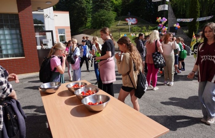 Dziś był wyjątkowy dzień , nasza szkoła zorganizowała fantastyczną imprezę z okazji Dnia Dziecka, która przyciągnęła wielu uczniów oraz ich rodziny.
Uroczystość rozpoczęła się od symbolicznego odpalenia znicza olimpijskiego, co wprowadziło wszystkich w radosny nastrój. Mieliśmy zaszczyt gościć Burmistrz Pasłęka Panią Elżbietę Wasiuk, która wygłosiła krótkie przemówienie, podkreślając znaczenie tego święta dla dzieci.  
Podczas imprezy odbyły się liczne konkursy sportowe, które cieszyły się ogromnym zainteresowaniem. Uczniowie mieli okazję wykazać się swoimi umiejętnościami w różnych dyscyplinach, a rywalizacja była zacięta, ale pełna sportowego ducha.
Dodatkowo zorganizowaliśmy konkurs na plakat pt. 