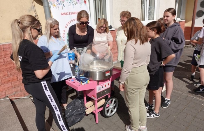 Dziś był wyjątkowy dzień , nasza szkoła zorganizowała fantastyczną imprezę z okazji Dnia Dziecka, która przyciągnęła wielu uczniów oraz ich rodziny.
Uroczystość rozpoczęła się od symbolicznego odpalenia znicza olimpijskiego, co wprowadziło wszystkich w radosny nastrój. Mieliśmy zaszczyt gościć Burmistrz Pasłęka Panią Elżbietę Wasiuk, która wygłosiła krótkie przemówienie, podkreślając znaczenie tego święta dla dzieci.  
Podczas imprezy odbyły się liczne konkursy sportowe, które cieszyły się ogromnym zainteresowaniem. Uczniowie mieli okazję wykazać się swoimi umiejętnościami w różnych dyscyplinach, a rywalizacja była zacięta, ale pełna sportowego ducha.
Dodatkowo zorganizowaliśmy konkurs na plakat pt. 