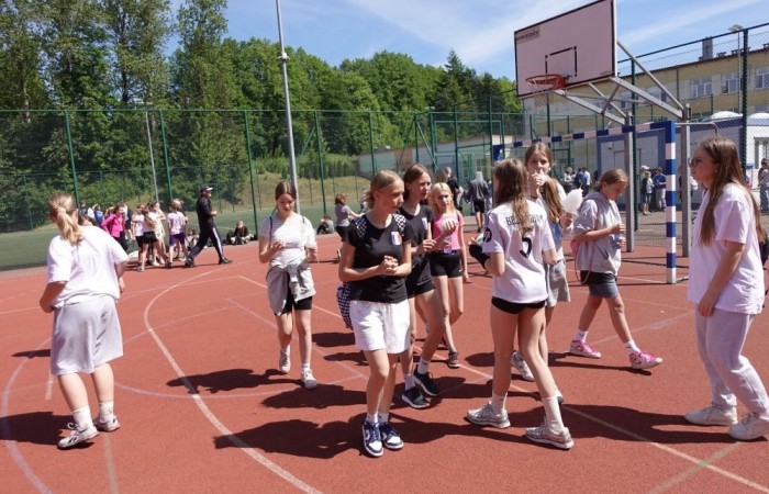 Dziś był wyjątkowy dzień , nasza szkoła zorganizowała fantastyczną imprezę z okazji Dnia Dziecka, która przyciągnęła wielu uczniów oraz ich rodziny.
Uroczystość rozpoczęła się od symbolicznego odpalenia znicza olimpijskiego, co wprowadziło wszystkich w radosny nastrój. Mieliśmy zaszczyt gościć Burmistrz Pasłęka Panią Elżbietę Wasiuk, która wygłosiła krótkie przemówienie, podkreślając znaczenie tego święta dla dzieci.  
Podczas imprezy odbyły się liczne konkursy sportowe, które cieszyły się ogromnym zainteresowaniem. Uczniowie mieli okazję wykazać się swoimi umiejętnościami w różnych dyscyplinach, a rywalizacja była zacięta, ale pełna sportowego ducha.
Dodatkowo zorganizowaliśmy konkurs na plakat pt. 