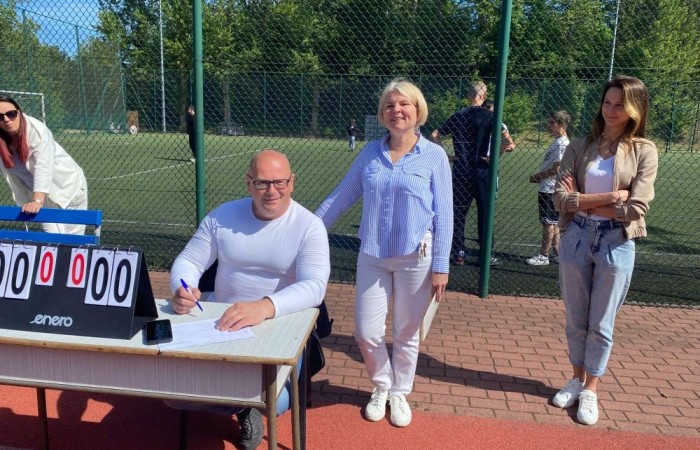 Dziś był wyjątkowy dzień , nasza szkoła zorganizowała fantastyczną imprezę z okazji Dnia Dziecka, która przyciągnęła wielu uczniów oraz ich rodziny.
Uroczystość rozpoczęła się od symbolicznego odpalenia znicza olimpijskiego, co wprowadziło wszystkich w radosny nastrój. Mieliśmy zaszczyt gościć Burmistrz Pasłęka Panią Elżbietę Wasiuk, która wygłosiła krótkie przemówienie, podkreślając znaczenie tego święta dla dzieci.  
Podczas imprezy odbyły się liczne konkursy sportowe, które cieszyły się ogromnym zainteresowaniem. Uczniowie mieli okazję wykazać się swoimi umiejętnościami w różnych dyscyplinach, a rywalizacja była zacięta, ale pełna sportowego ducha.
Dodatkowo zorganizowaliśmy konkurs na plakat pt. 