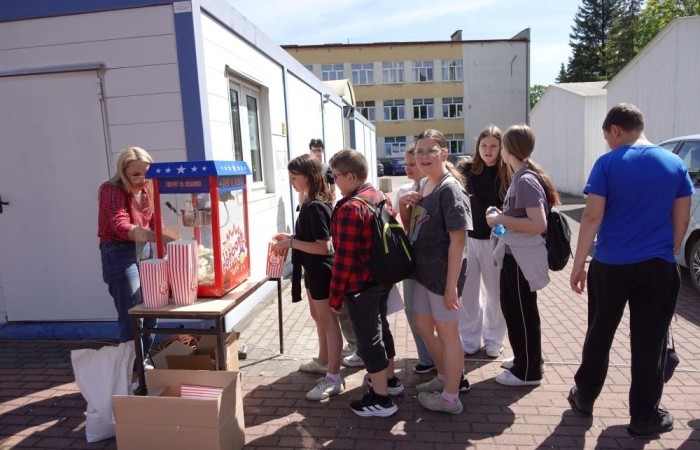 Dziś był wyjątkowy dzień , nasza szkoła zorganizowała fantastyczną imprezę z okazji Dnia Dziecka, która przyciągnęła wielu uczniów oraz ich rodziny.
Uroczystość rozpoczęła się od symbolicznego odpalenia znicza olimpijskiego, co wprowadziło wszystkich w radosny nastrój. Mieliśmy zaszczyt gościć Burmistrz Pasłęka Panią Elżbietę Wasiuk, która wygłosiła krótkie przemówienie, podkreślając znaczenie tego święta dla dzieci.  
Podczas imprezy odbyły się liczne konkursy sportowe, które cieszyły się ogromnym zainteresowaniem. Uczniowie mieli okazję wykazać się swoimi umiejętnościami w różnych dyscyplinach, a rywalizacja była zacięta, ale pełna sportowego ducha.
Dodatkowo zorganizowaliśmy konkurs na plakat pt. 