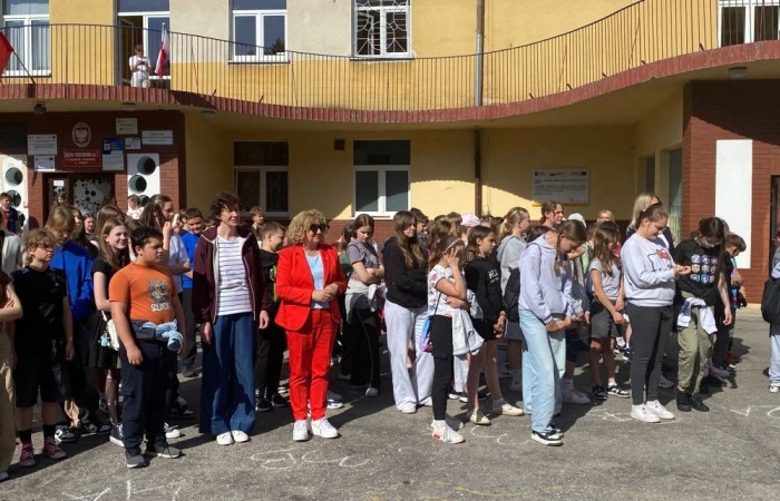 Dziś był wyjątkowy dzień , nasza szkoła zorganizowała fantastyczną imprezę z okazji Dnia Dziecka, która przyciągnęła wielu uczniów oraz ich rodziny.
Uroczystość rozpoczęła się od symbolicznego odpalenia znicza olimpijskiego, co wprowadziło wszystkich w radosny nastrój. Mieliśmy zaszczyt gościć Burmistrz Pasłęka Panią Elżbietę Wasiuk, która wygłosiła krótkie przemówienie, podkreślając znaczenie tego święta dla dzieci.  
Podczas imprezy odbyły się liczne konkursy sportowe, które cieszyły się ogromnym zainteresowaniem. Uczniowie mieli okazję wykazać się swoimi umiejętnościami w różnych dyscyplinach, a rywalizacja była zacięta, ale pełna sportowego ducha.
Dodatkowo zorganizowaliśmy konkurs na plakat pt. 