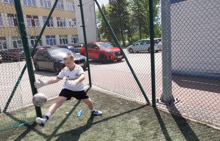 Dziś był wyjątkowy dzień , nasza szkoła zorganizowała fantastyczną imprezę z okazji Dnia Dziecka, która przyciągnęła wielu uczniów oraz ich rodziny.
Uroczystość rozpoczęła się od symbolicznego odpalenia znicza olimpijskiego, co wprowadziło wszystkich w radosny nastrój. Mieliśmy zaszczyt gościć Burmistrz Pasłęka Panią Elżbietę Wasiuk, która wygłosiła krótkie przemówienie, podkreślając znaczenie tego święta dla dzieci.  
Podczas imprezy odbyły się liczne konkursy sportowe, które cieszyły się ogromnym zainteresowaniem. Uczniowie mieli okazję wykazać się swoimi umiejętnościami w różnych dyscyplinach, a rywalizacja była zacięta, ale pełna sportowego ducha.
Dodatkowo zorganizowaliśmy konkurs na plakat pt. 