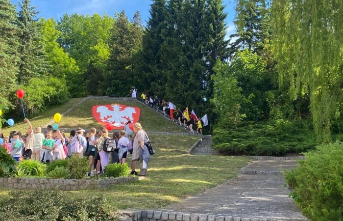 Dziś był wyjątkowy dzień , nasza szkoła zorganizowała fantastyczną imprezę z okazji Dnia Dziecka, która przyciągnęła wielu uczniów oraz ich rodziny.
Uroczystość rozpoczęła się od symbolicznego odpalenia znicza olimpijskiego, co wprowadziło wszystkich w radosny nastrój. Mieliśmy zaszczyt gościć Burmistrz Pasłęka Panią Elżbietę Wasiuk, która wygłosiła krótkie przemówienie, podkreślając znaczenie tego święta dla dzieci.  
Podczas imprezy odbyły się liczne konkursy sportowe, które cieszyły się ogromnym zainteresowaniem. Uczniowie mieli okazję wykazać się swoimi umiejętnościami w różnych dyscyplinach, a rywalizacja była zacięta, ale pełna sportowego ducha.
Dodatkowo zorganizowaliśmy konkurs na plakat pt. 