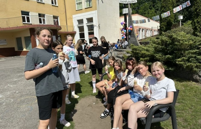 Dziś był wyjątkowy dzień , nasza szkoła zorganizowała fantastyczną imprezę z okazji Dnia Dziecka, która przyciągnęła wielu uczniów oraz ich rodziny.
Uroczystość rozpoczęła się od symbolicznego odpalenia znicza olimpijskiego, co wprowadziło wszystkich w radosny nastrój. Mieliśmy zaszczyt gościć Burmistrz Pasłęka Panią Elżbietę Wasiuk, która wygłosiła krótkie przemówienie, podkreślając znaczenie tego święta dla dzieci.  
Podczas imprezy odbyły się liczne konkursy sportowe, które cieszyły się ogromnym zainteresowaniem. Uczniowie mieli okazję wykazać się swoimi umiejętnościami w różnych dyscyplinach, a rywalizacja była zacięta, ale pełna sportowego ducha.
Dodatkowo zorganizowaliśmy konkurs na plakat pt. 