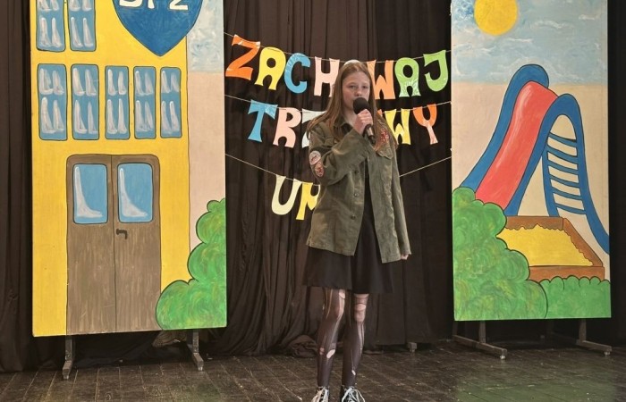 Dziś był wyjątkowy dzień , nasza szkoła zorganizowała fantastyczną imprezę z okazji Dnia Dziecka, która przyciągnęła wielu uczniów oraz ich rodziny.
Uroczystość rozpoczęła się od symbolicznego odpalenia znicza olimpijskiego, co wprowadziło wszystkich w radosny nastrój. Mieliśmy zaszczyt gościć Burmistrz Pasłęka Panią Elżbietę Wasiuk, która wygłosiła krótkie przemówienie, podkreślając znaczenie tego święta dla dzieci.  
Podczas imprezy odbyły się liczne konkursy sportowe, które cieszyły się ogromnym zainteresowaniem. Uczniowie mieli okazję wykazać się swoimi umiejętnościami w różnych dyscyplinach, a rywalizacja była zacięta, ale pełna sportowego ducha.
Dodatkowo zorganizowaliśmy konkurs na plakat pt. 