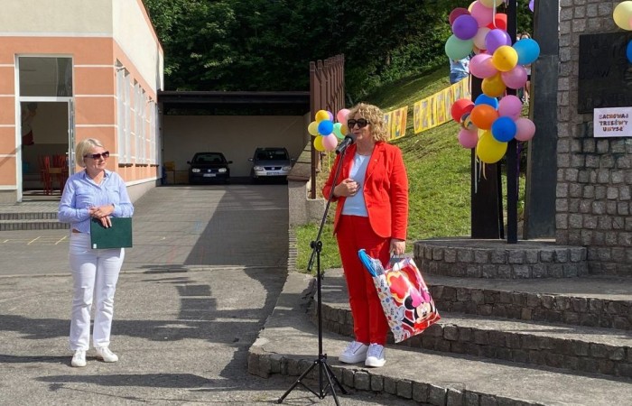 Dziś był wyjątkowy dzień , nasza szkoła zorganizowała fantastyczną imprezę z okazji Dnia Dziecka, która przyciągnęła wielu uczniów oraz ich rodziny.
Uroczystość rozpoczęła się od symbolicznego odpalenia znicza olimpijskiego, co wprowadziło wszystkich w radosny nastrój. Mieliśmy zaszczyt gościć Burmistrz Pasłęka Panią Elżbietę Wasiuk, która wygłosiła krótkie przemówienie, podkreślając znaczenie tego święta dla dzieci.  
Podczas imprezy odbyły się liczne konkursy sportowe, które cieszyły się ogromnym zainteresowaniem. Uczniowie mieli okazję wykazać się swoimi umiejętnościami w różnych dyscyplinach, a rywalizacja była zacięta, ale pełna sportowego ducha.
Dodatkowo zorganizowaliśmy konkurs na plakat pt. 