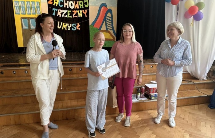 Dziś był wyjątkowy dzień , nasza szkoła zorganizowała fantastyczną imprezę z okazji Dnia Dziecka, która przyciągnęła wielu uczniów oraz ich rodziny.
Uroczystość rozpoczęła się od symbolicznego odpalenia znicza olimpijskiego, co wprowadziło wszystkich w radosny nastrój. Mieliśmy zaszczyt gościć Burmistrz Pasłęka Panią Elżbietę Wasiuk, która wygłosiła krótkie przemówienie, podkreślając znaczenie tego święta dla dzieci.  
Podczas imprezy odbyły się liczne konkursy sportowe, które cieszyły się ogromnym zainteresowaniem. Uczniowie mieli okazję wykazać się swoimi umiejętnościami w różnych dyscyplinach, a rywalizacja była zacięta, ale pełna sportowego ducha.
Dodatkowo zorganizowaliśmy konkurs na plakat pt. 