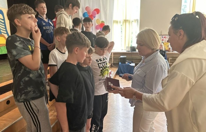 Dziś był wyjątkowy dzień , nasza szkoła zorganizowała fantastyczną imprezę z okazji Dnia Dziecka, która przyciągnęła wielu uczniów oraz ich rodziny.
Uroczystość rozpoczęła się od symbolicznego odpalenia znicza olimpijskiego, co wprowadziło wszystkich w radosny nastrój. Mieliśmy zaszczyt gościć Burmistrz Pasłęka Panią Elżbietę Wasiuk, która wygłosiła krótkie przemówienie, podkreślając znaczenie tego święta dla dzieci.  
Podczas imprezy odbyły się liczne konkursy sportowe, które cieszyły się ogromnym zainteresowaniem. Uczniowie mieli okazję wykazać się swoimi umiejętnościami w różnych dyscyplinach, a rywalizacja była zacięta, ale pełna sportowego ducha.
Dodatkowo zorganizowaliśmy konkurs na plakat pt. 