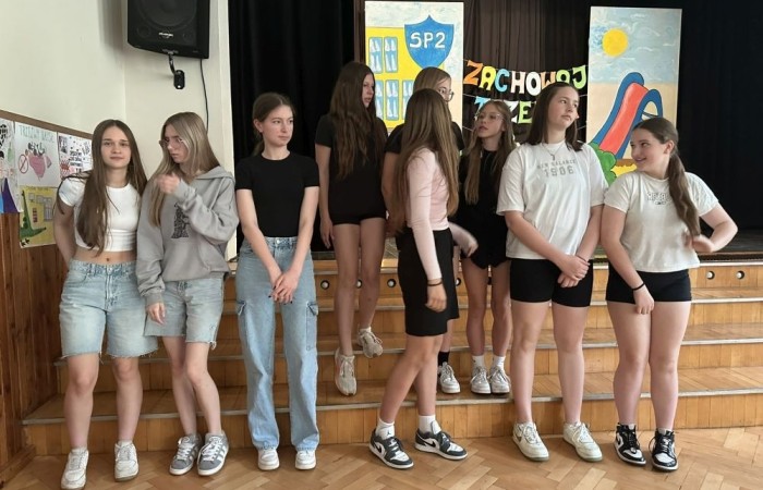 Dziś był wyjątkowy dzień , nasza szkoła zorganizowała fantastyczną imprezę z okazji Dnia Dziecka, która przyciągnęła wielu uczniów oraz ich rodziny.
Uroczystość rozpoczęła się od symbolicznego odpalenia znicza olimpijskiego, co wprowadziło wszystkich w radosny nastrój. Mieliśmy zaszczyt gościć Burmistrz Pasłęka Panią Elżbietę Wasiuk, która wygłosiła krótkie przemówienie, podkreślając znaczenie tego święta dla dzieci.  
Podczas imprezy odbyły się liczne konkursy sportowe, które cieszyły się ogromnym zainteresowaniem. Uczniowie mieli okazję wykazać się swoimi umiejętnościami w różnych dyscyplinach, a rywalizacja była zacięta, ale pełna sportowego ducha.
Dodatkowo zorganizowaliśmy konkurs na plakat pt. 