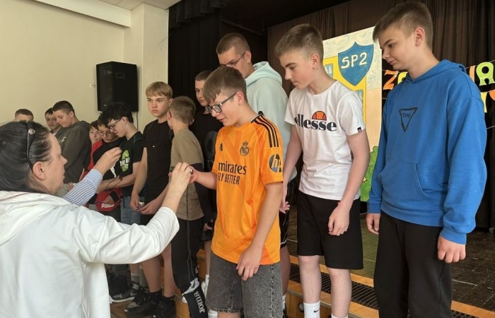 Dziś był wyjątkowy dzień , nasza szkoła zorganizowała fantastyczną imprezę z okazji Dnia Dziecka, która przyciągnęła wielu uczniów oraz ich rodziny.
Uroczystość rozpoczęła się od symbolicznego odpalenia znicza olimpijskiego, co wprowadziło wszystkich w radosny nastrój. Mieliśmy zaszczyt gościć Burmistrz Pasłęka Panią Elżbietę Wasiuk, która wygłosiła krótkie przemówienie, podkreślając znaczenie tego święta dla dzieci.  
Podczas imprezy odbyły się liczne konkursy sportowe, które cieszyły się ogromnym zainteresowaniem. Uczniowie mieli okazję wykazać się swoimi umiejętnościami w różnych dyscyplinach, a rywalizacja była zacięta, ale pełna sportowego ducha.
Dodatkowo zorganizowaliśmy konkurs na plakat pt. 