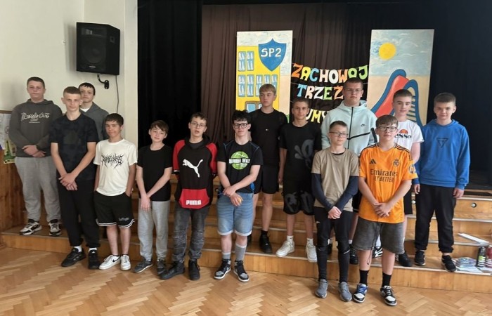 Dziś był wyjątkowy dzień , nasza szkoła zorganizowała fantastyczną imprezę z okazji Dnia Dziecka, która przyciągnęła wielu uczniów oraz ich rodziny.
Uroczystość rozpoczęła się od symbolicznego odpalenia znicza olimpijskiego, co wprowadziło wszystkich w radosny nastrój. Mieliśmy zaszczyt gościć Burmistrz Pasłęka Panią Elżbietę Wasiuk, która wygłosiła krótkie przemówienie, podkreślając znaczenie tego święta dla dzieci.  
Podczas imprezy odbyły się liczne konkursy sportowe, które cieszyły się ogromnym zainteresowaniem. Uczniowie mieli okazję wykazać się swoimi umiejętnościami w różnych dyscyplinach, a rywalizacja była zacięta, ale pełna sportowego ducha.
Dodatkowo zorganizowaliśmy konkurs na plakat pt. 