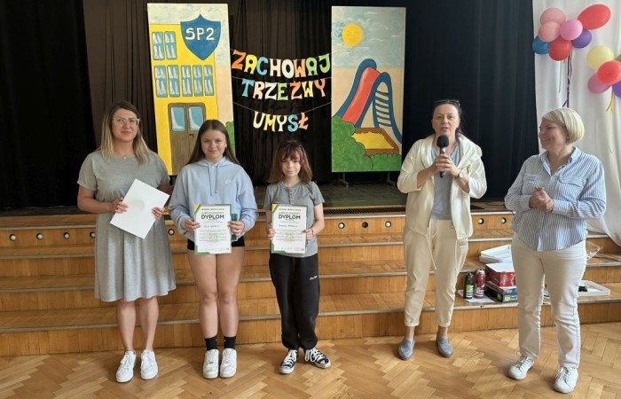 Dziś był wyjątkowy dzień , nasza szkoła zorganizowała fantastyczną imprezę z okazji Dnia Dziecka, która przyciągnęła wielu uczniów oraz ich rodziny.
Uroczystość rozpoczęła się od symbolicznego odpalenia znicza olimpijskiego, co wprowadziło wszystkich w radosny nastrój. Mieliśmy zaszczyt gościć Burmistrz Pasłęka Panią Elżbietę Wasiuk, która wygłosiła krótkie przemówienie, podkreślając znaczenie tego święta dla dzieci.  
Podczas imprezy odbyły się liczne konkursy sportowe, które cieszyły się ogromnym zainteresowaniem. Uczniowie mieli okazję wykazać się swoimi umiejętnościami w różnych dyscyplinach, a rywalizacja była zacięta, ale pełna sportowego ducha.
Dodatkowo zorganizowaliśmy konkurs na plakat pt. 