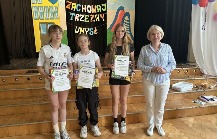 Dziś był wyjątkowy dzień , nasza szkoła zorganizowała fantastyczną imprezę z okazji Dnia Dziecka, która przyciągnęła wielu uczniów oraz ich rodziny.
Uroczystość rozpoczęła się od symbolicznego odpalenia znicza olimpijskiego, co wprowadziło wszystkich w radosny nastrój. Mieliśmy zaszczyt gościć Burmistrz Pasłęka Panią Elżbietę Wasiuk, która wygłosiła krótkie przemówienie, podkreślając znaczenie tego święta dla dzieci.  
Podczas imprezy odbyły się liczne konkursy sportowe, które cieszyły się ogromnym zainteresowaniem. Uczniowie mieli okazję wykazać się swoimi umiejętnościami w różnych dyscyplinach, a rywalizacja była zacięta, ale pełna sportowego ducha.
Dodatkowo zorganizowaliśmy konkurs na plakat pt. 