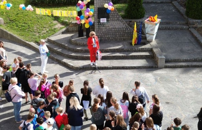 Dziś był wyjątkowy dzień , nasza szkoła zorganizowała fantastyczną imprezę z okazji Dnia Dziecka, która przyciągnęła wielu uczniów oraz ich rodziny.
Uroczystość rozpoczęła się od symbolicznego odpalenia znicza olimpijskiego, co wprowadziło wszystkich w radosny nastrój. Mieliśmy zaszczyt gościć Burmistrz Pasłęka Panią Elżbietę Wasiuk, która wygłosiła krótkie przemówienie, podkreślając znaczenie tego święta dla dzieci.  
Podczas imprezy odbyły się liczne konkursy sportowe, które cieszyły się ogromnym zainteresowaniem. Uczniowie mieli okazję wykazać się swoimi umiejętnościami w różnych dyscyplinach, a rywalizacja była zacięta, ale pełna sportowego ducha.
Dodatkowo zorganizowaliśmy konkurs na plakat pt. 