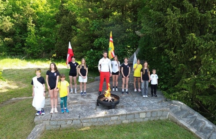 Dziś był wyjątkowy dzień , nasza szkoła zorganizowała fantastyczną imprezę z okazji Dnia Dziecka, która przyciągnęła wielu uczniów oraz ich rodziny.
Uroczystość rozpoczęła się od symbolicznego odpalenia znicza olimpijskiego, co wprowadziło wszystkich w radosny nastrój. Mieliśmy zaszczyt gościć Burmistrz Pasłęka Panią Elżbietę Wasiuk, która wygłosiła krótkie przemówienie, podkreślając znaczenie tego święta dla dzieci.  
Podczas imprezy odbyły się liczne konkursy sportowe, które cieszyły się ogromnym zainteresowaniem. Uczniowie mieli okazję wykazać się swoimi umiejętnościami w różnych dyscyplinach, a rywalizacja była zacięta, ale pełna sportowego ducha.
Dodatkowo zorganizowaliśmy konkurs na plakat pt. 