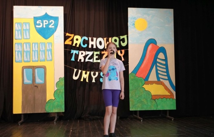 Dziś był wyjątkowy dzień , nasza szkoła zorganizowała fantastyczną imprezę z okazji Dnia Dziecka, która przyciągnęła wielu uczniów oraz ich rodziny.
Uroczystość rozpoczęła się od symbolicznego odpalenia znicza olimpijskiego, co wprowadziło wszystkich w radosny nastrój. Mieliśmy zaszczyt gościć Burmistrz Pasłęka Panią Elżbietę Wasiuk, która wygłosiła krótkie przemówienie, podkreślając znaczenie tego święta dla dzieci.  
Podczas imprezy odbyły się liczne konkursy sportowe, które cieszyły się ogromnym zainteresowaniem. Uczniowie mieli okazję wykazać się swoimi umiejętnościami w różnych dyscyplinach, a rywalizacja była zacięta, ale pełna sportowego ducha.
Dodatkowo zorganizowaliśmy konkurs na plakat pt. 