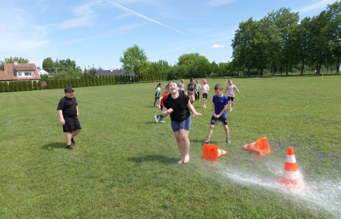 Dziś był wyjątkowy dzień , nasza szkoła zorganizowała fantastyczną imprezę z okazji Dnia Dziecka, która przyciągnęła wielu uczniów oraz ich rodziny.
Uroczystość rozpoczęła się od symbolicznego odpalenia znicza olimpijskiego, co wprowadziło wszystkich w radosny nastrój. Mieliśmy zaszczyt gościć Burmistrz Pasłęka Panią Elżbietę Wasiuk, która wygłosiła krótkie przemówienie, podkreślając znaczenie tego święta dla dzieci.  
Podczas imprezy odbyły się liczne konkursy sportowe, które cieszyły się ogromnym zainteresowaniem. Uczniowie mieli okazję wykazać się swoimi umiejętnościami w różnych dyscyplinach, a rywalizacja była zacięta, ale pełna sportowego ducha.
Dodatkowo zorganizowaliśmy konkurs na plakat pt. 
