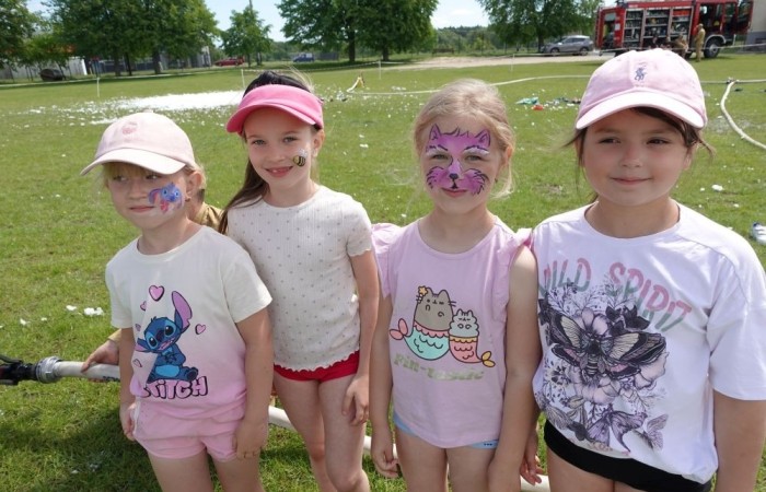 Dziś był wyjątkowy dzień , nasza szkoła zorganizowała fantastyczną imprezę z okazji Dnia Dziecka, która przyciągnęła wielu uczniów oraz ich rodziny.
Uroczystość rozpoczęła się od symbolicznego odpalenia znicza olimpijskiego, co wprowadziło wszystkich w radosny nastrój. Mieliśmy zaszczyt gościć Burmistrz Pasłęka Panią Elżbietę Wasiuk, która wygłosiła krótkie przemówienie, podkreślając znaczenie tego święta dla dzieci.  
Podczas imprezy odbyły się liczne konkursy sportowe, które cieszyły się ogromnym zainteresowaniem. Uczniowie mieli okazję wykazać się swoimi umiejętnościami w różnych dyscyplinach, a rywalizacja była zacięta, ale pełna sportowego ducha.
Dodatkowo zorganizowaliśmy konkurs na plakat pt. 