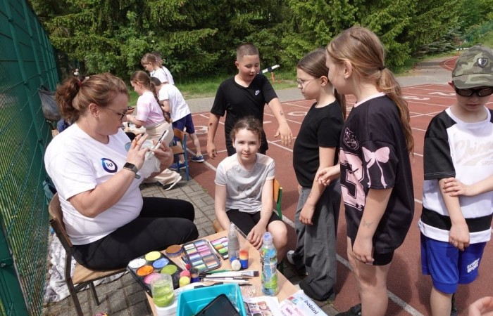 Dziś był wyjątkowy dzień , nasza szkoła zorganizowała fantastyczną imprezę z okazji Dnia Dziecka, która przyciągnęła wielu uczniów oraz ich rodziny.
Uroczystość rozpoczęła się od symbolicznego odpalenia znicza olimpijskiego, co wprowadziło wszystkich w radosny nastrój. Mieliśmy zaszczyt gościć Burmistrz Pasłęka Panią Elżbietę Wasiuk, która wygłosiła krótkie przemówienie, podkreślając znaczenie tego święta dla dzieci.  
Podczas imprezy odbyły się liczne konkursy sportowe, które cieszyły się ogromnym zainteresowaniem. Uczniowie mieli okazję wykazać się swoimi umiejętnościami w różnych dyscyplinach, a rywalizacja była zacięta, ale pełna sportowego ducha.
Dodatkowo zorganizowaliśmy konkurs na plakat pt. 