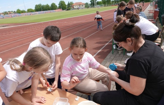 Dziś był wyjątkowy dzień , nasza szkoła zorganizowała fantastyczną imprezę z okazji Dnia Dziecka, która przyciągnęła wielu uczniów oraz ich rodziny.
Uroczystość rozpoczęła się od symbolicznego odpalenia znicza olimpijskiego, co wprowadziło wszystkich w radosny nastrój. Mieliśmy zaszczyt gościć Burmistrz Pasłęka Panią Elżbietę Wasiuk, która wygłosiła krótkie przemówienie, podkreślając znaczenie tego święta dla dzieci.  
Podczas imprezy odbyły się liczne konkursy sportowe, które cieszyły się ogromnym zainteresowaniem. Uczniowie mieli okazję wykazać się swoimi umiejętnościami w różnych dyscyplinach, a rywalizacja była zacięta, ale pełna sportowego ducha.
Dodatkowo zorganizowaliśmy konkurs na plakat pt. 
