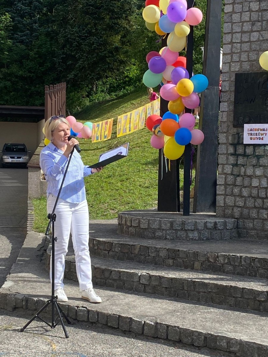 Dziś był wyjątkowy dzień , nasza szkoła zorganizowała fantastyczną imprezę z okazji Dnia Dziecka, która przyciągnęła wielu uczniów oraz ich rodziny.
Uroczystość rozpoczęła się od symbolicznego odpalenia znicza olimpijskiego, co wprowadziło wszystkich w radosny nastrój. Mieliśmy zaszczyt gościć Burmistrz Pasłęka Panią Elżbietę Wasiuk, która wygłosiła krótkie przemówienie, podkreślając znaczenie tego święta dla dzieci.  
Podczas imprezy odbyły się liczne konkursy sportowe, które cieszyły się ogromnym zainteresowaniem. Uczniowie mieli okazję wykazać się swoimi umiejętnościami w różnych dyscyplinach, a rywalizacja była zacięta, ale pełna sportowego ducha.
Dodatkowo zorganizowaliśmy konkurs na plakat pt. 