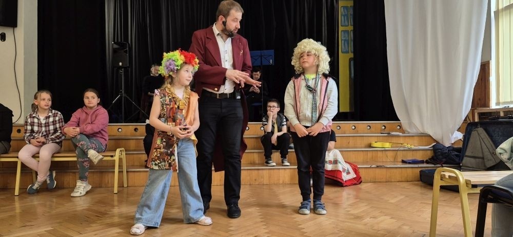 Dziś nasza szkoła na chwilę zamieniła się w scenę pełną świateł, dźwięków i... gwiazdorskiego blasku. Wszystko za sprawą koncertu, podczas którego rozstrzygnęliśmy szkolny konkurs wiedzy muzycznej. Temat przewodni? Życie muzycznej gwiazdy – a nasi uczniowie potraktowali to bardzo serio! Wybrani aktorzy-amatorzy (choć po dzisiejszym dniu to już prawie zawodowcy) wcielili się w rolę słynnego artysty i dali prawdziwy popis nie tylko wokalny. Były piosenki, taniec, emocje, dramat sceniczny i masa dobrej zabawy. Publiczność śpiewała i tańczyła razem z nimi, jak na prawdziwym koncercie. Gdyby ktoś zapytał, co dziś działo się w naszej szkole – odpowiedź jest prosta: muzyka, emocje i zabawa na całego.
