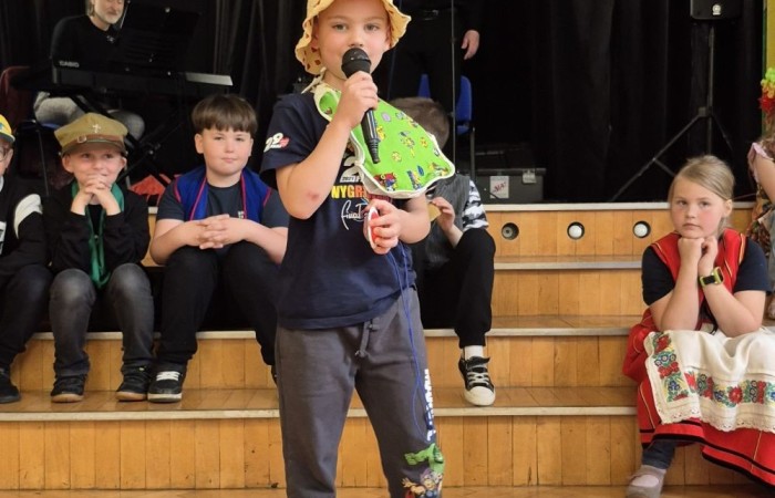 Dziś nasza szkoła na chwilę zamieniła się w scenę pełną świateł, dźwięków i... gwiazdorskiego blasku. Wszystko za sprawą koncertu, podczas którego rozstrzygnęliśmy szkolny konkurs wiedzy muzycznej. Temat przewodni? Życie muzycznej gwiazdy – a nasi uczniowie potraktowali to bardzo serio! Wybrani aktorzy-amatorzy (choć po dzisiejszym dniu to już prawie zawodowcy) wcielili się w rolę słynnego artysty i dali prawdziwy popis nie tylko wokalny. Były piosenki, taniec, emocje, dramat sceniczny i masa dobrej zabawy. Publiczność śpiewała i tańczyła razem z nimi, jak na prawdziwym koncercie. Gdyby ktoś zapytał, co dziś działo się w naszej szkole – odpowiedź jest prosta: muzyka, emocje i zabawa na całego.
