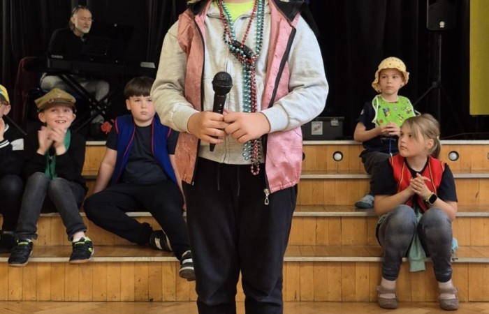 Dziś nasza szkoła na chwilę zamieniła się w scenę pełną świateł, dźwięków i... gwiazdorskiego blasku. Wszystko za sprawą koncertu, podczas którego rozstrzygnęliśmy szkolny konkurs wiedzy muzycznej. Temat przewodni? Życie muzycznej gwiazdy – a nasi uczniowie potraktowali to bardzo serio! Wybrani aktorzy-amatorzy (choć po dzisiejszym dniu to już prawie zawodowcy) wcielili się w rolę słynnego artysty i dali prawdziwy popis nie tylko wokalny. Były piosenki, taniec, emocje, dramat sceniczny i masa dobrej zabawy. Publiczność śpiewała i tańczyła razem z nimi, jak na prawdziwym koncercie. Gdyby ktoś zapytał, co dziś działo się w naszej szkole – odpowiedź jest prosta: muzyka, emocje i zabawa na całego.