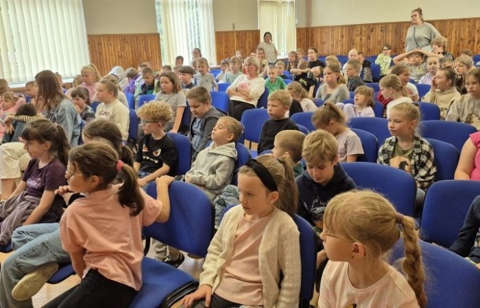 Dziś nasza szkoła na chwilę zamieniła się w scenę pełną świateł, dźwięków i... gwiazdorskiego blasku. Wszystko za sprawą koncertu, podczas którego rozstrzygnęliśmy szkolny konkurs wiedzy muzycznej. Temat przewodni? Życie muzycznej gwiazdy – a nasi uczniowie potraktowali to bardzo serio! Wybrani aktorzy-amatorzy (choć po dzisiejszym dniu to już prawie zawodowcy) wcielili się w rolę słynnego artysty i dali prawdziwy popis nie tylko wokalny. Były piosenki, taniec, emocje, dramat sceniczny i masa dobrej zabawy. Publiczność śpiewała i tańczyła razem z nimi, jak na prawdziwym koncercie. Gdyby ktoś zapytał, co dziś działo się w naszej szkole – odpowiedź jest prosta: muzyka, emocje i zabawa na całego.